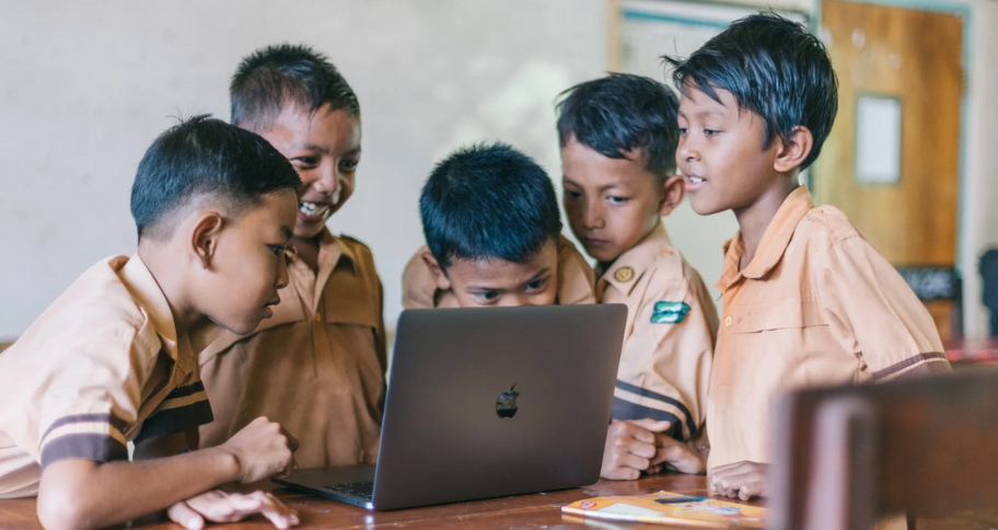 kids learning virtual classroom