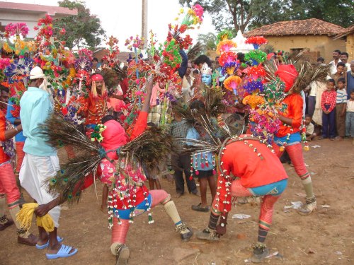 Performers performing Raut nach